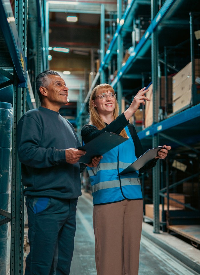 Teamarbeit im Logistiklager während der Ausbildung zur Fachkraft für Lagerlogistik bei der VOLKSWAGEN GROUP OTLG