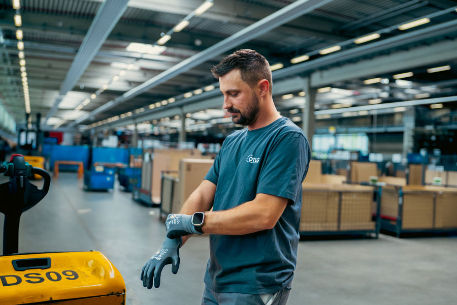 Mitarbeiter im Logistiklager der VOLKSWAGEN GROUP OTLG im  Bereich Logistikmanagement