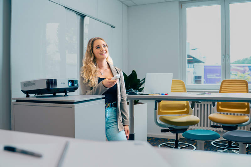 Eine Werkstudentin hält eine Präsentation vor Kolleginnen und Kollegen im Büro