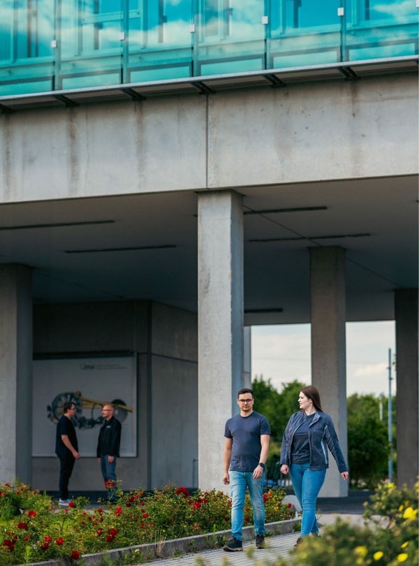 Werkstudierende auf dem Gelände der Volkswagen Group OTLG